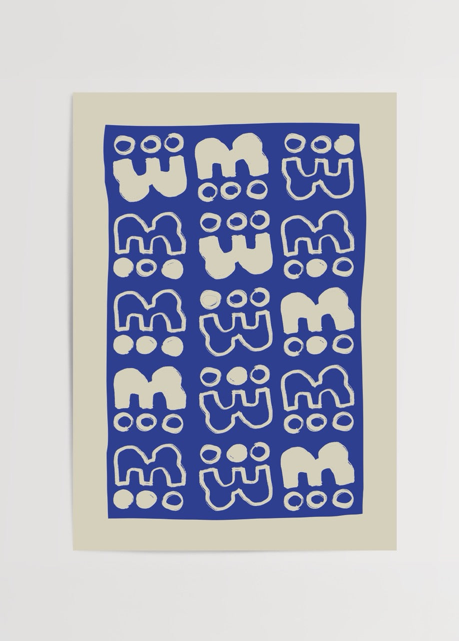 Mavi arka plan üzerinde krem tonlarda tekrarlayan geometrik motiflerden oluşan minimalist Blue Geometric Pattern modern duvar posteri.