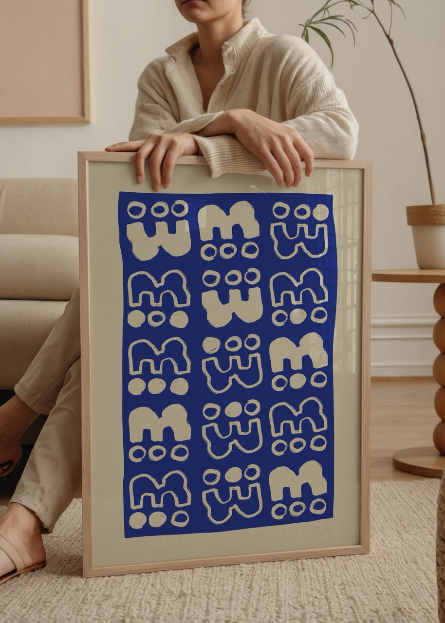 Mavi arka plan üzerinde krem tonlarda tekrarlayan geometrik motiflerden oluşan minimalist Blue Geometric Pattern modern duvar posteri.