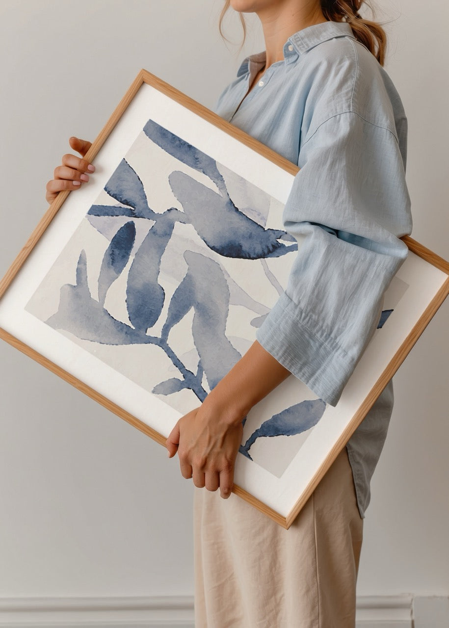 Mavi yaprak illüstrasyonundan oluşan minimal sanat posteri