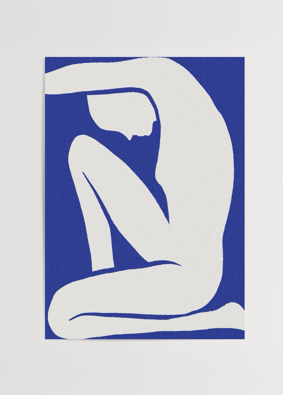 Mavi arka plan üzerine beyaz soyut kadın silueti tasarımlı minimalist Blue Nude Silhouette duvar posteri.