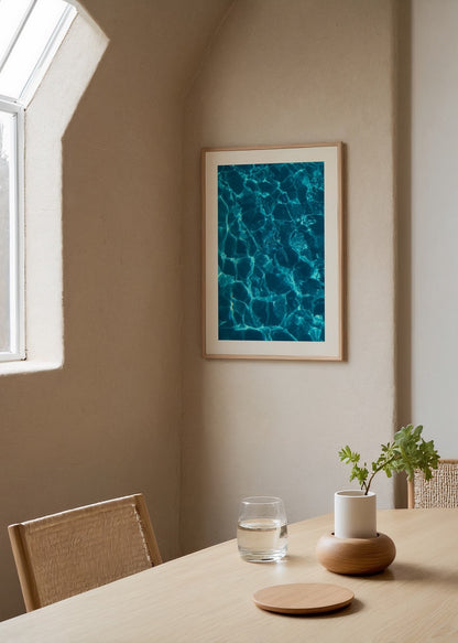 Minimal ve ferah görünüm için mavi su dokusu poster tasarımı.