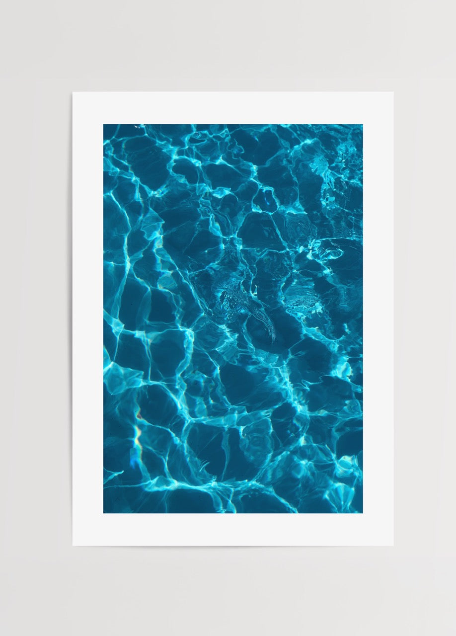 Minimal ve ferah görünüm için mavi su dokusu poster tasarımı.