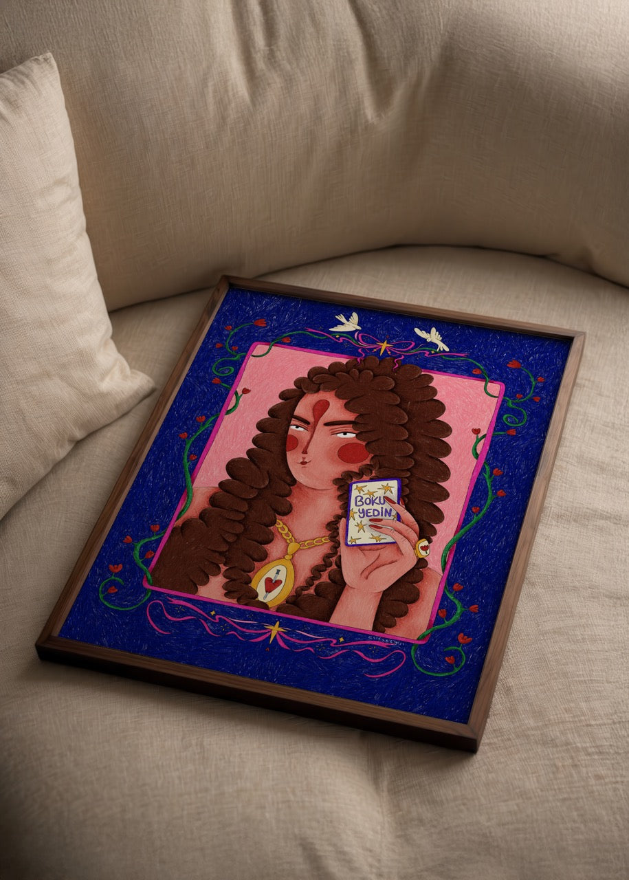 Elif Sezgin’in Boku Yedin adlı cesur ve renkli illüstrasyonu; lacivert çerçeveli, pembe arka planlı, kart tutan karakter tasarımını gösteren poster.