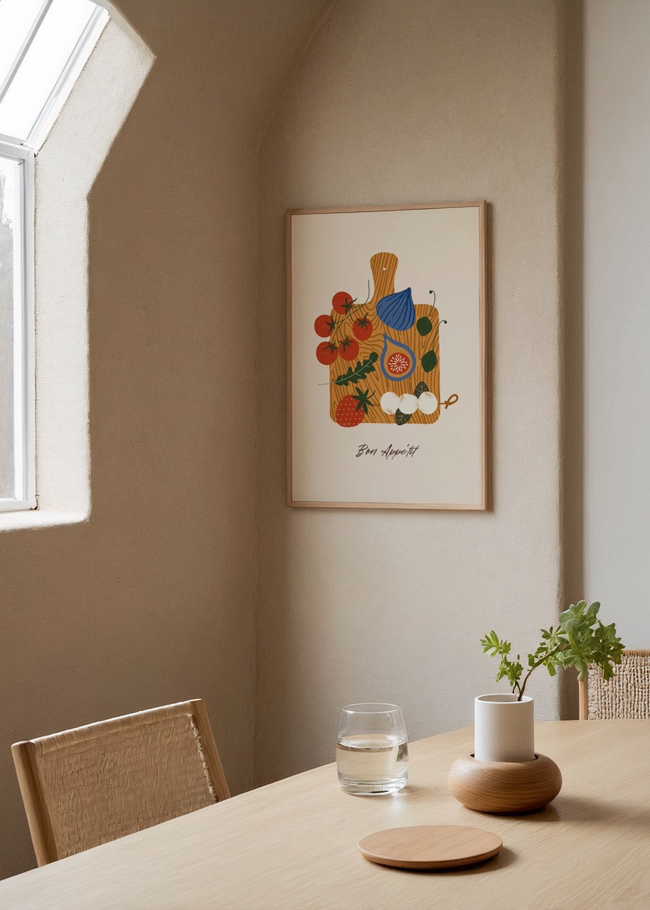 Kesme tahtası üzerinde domates, peynir ve sebzelerle çizilmiş Bon Appétit yazılı mutfak temalı illüstrasyon poster