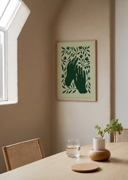 Açık yeşil zemin üzerine koyu yeşil el silüetleri ve yaprak desenleriyle tasarlanmış minimalist botanik poster