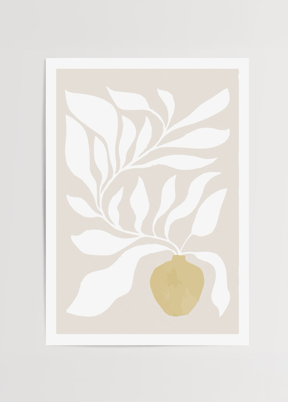 Kum rengi zemin üzerinde beyaz yapraklar ve toprak tonlarında seramik vazo bulunan minimal botanik poster