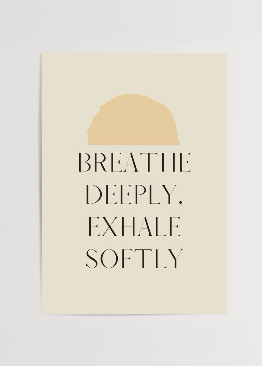 “Breathe Deeply, Exhale Softly” yazılı minimalist tipografi poster, bej arka plan üzerinde modern tasarım.