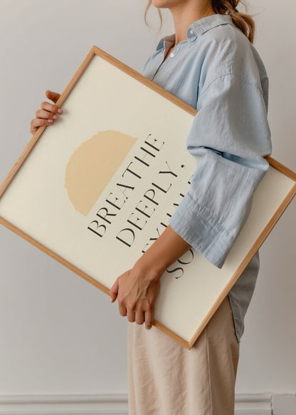 “Breathe Deeply, Exhale Softly” yazılı minimalist tipografi poster, bej arka plan üzerinde modern tasarım.