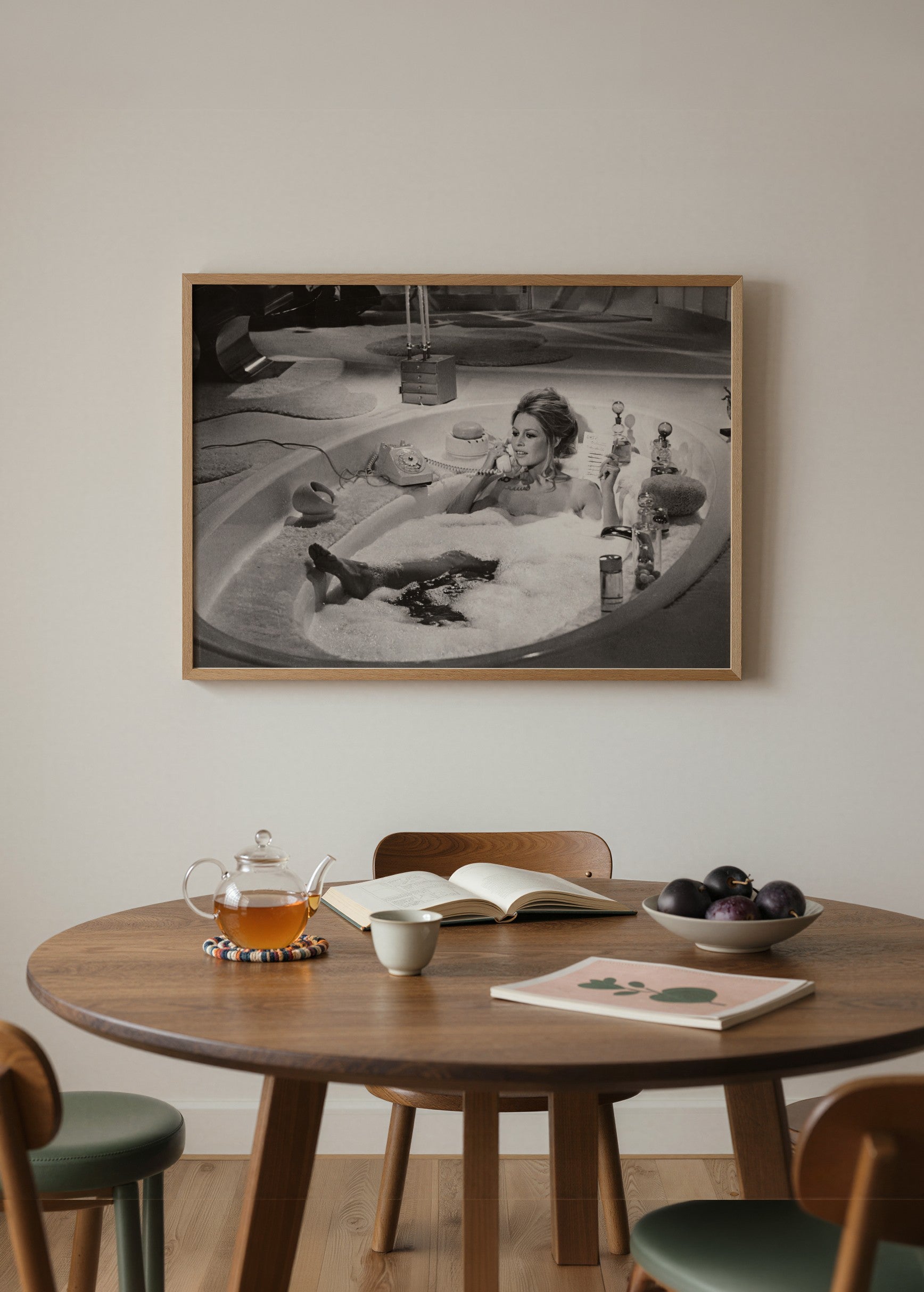 Brigitte Bardot Bathtub Print – Siyah Beyaz Vintage Fotoğraf Posteri poster baskı mockup 1
