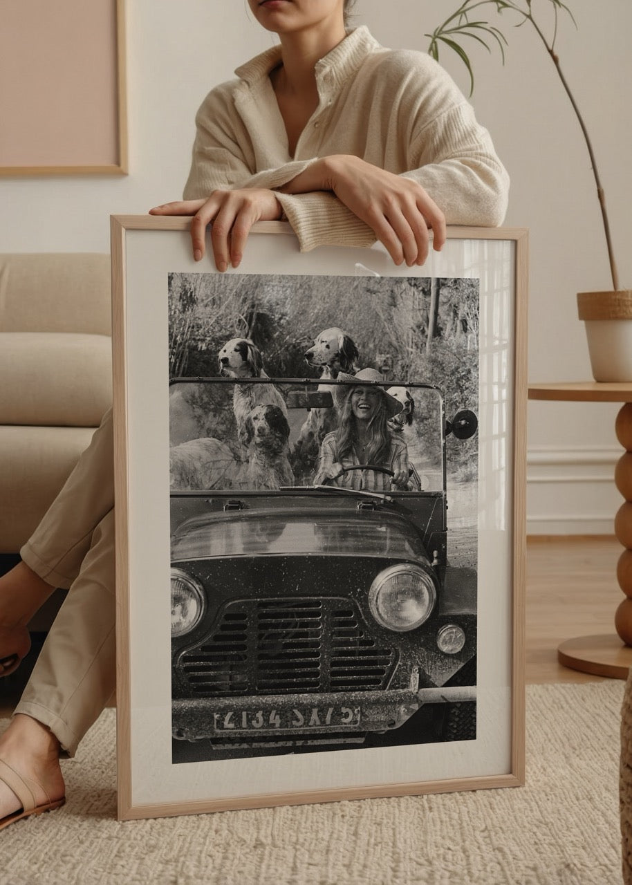 Üstü açık araçta köpeklerle birlikte Brigitte Bardot’un yer aldığı siyah beyaz vintage fotoğraf