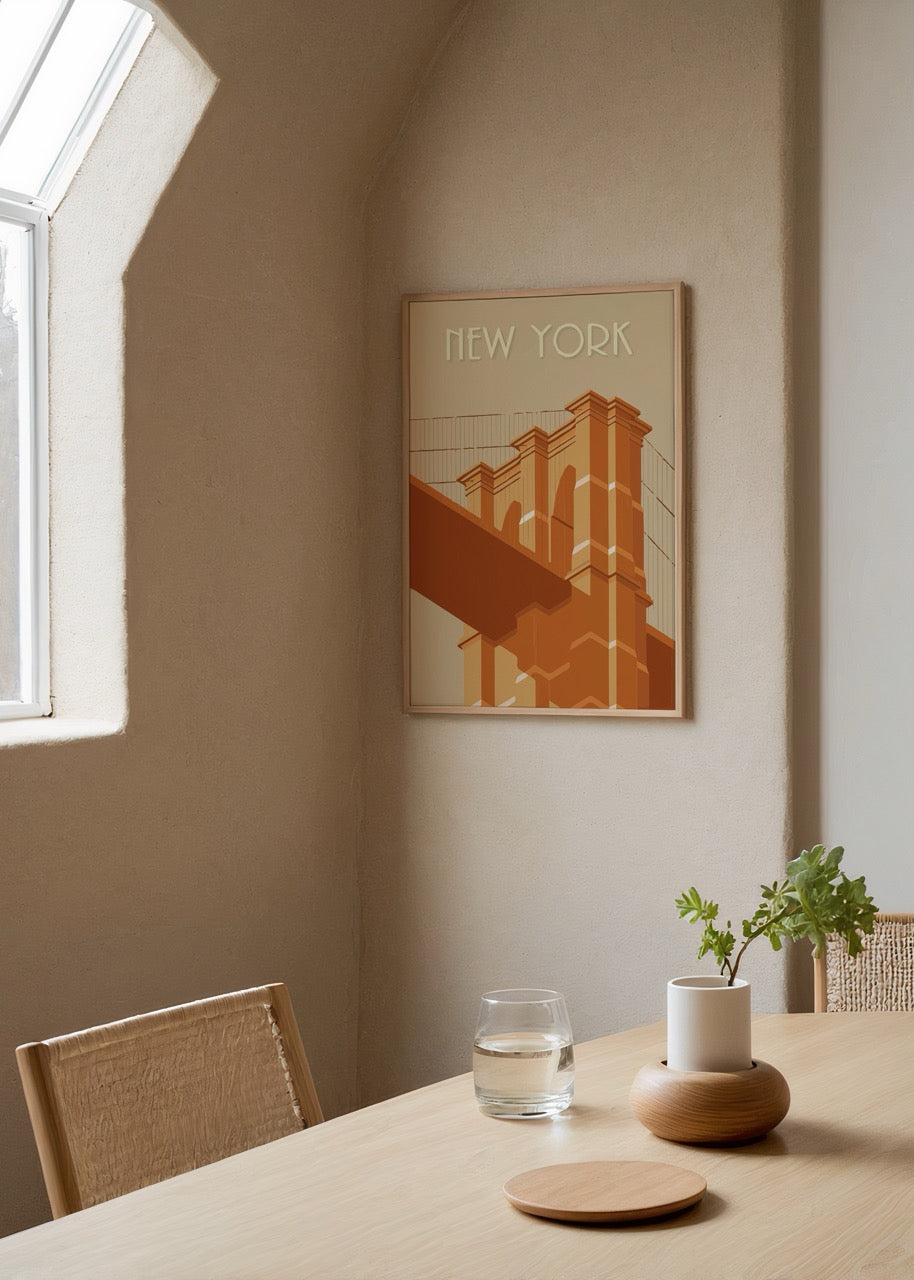 New York’taki Brooklyn Köprüsü’nü retro bir çizimle betimleyen, bej ve turuncu tonlara sahip illüstratif şehir posteri.