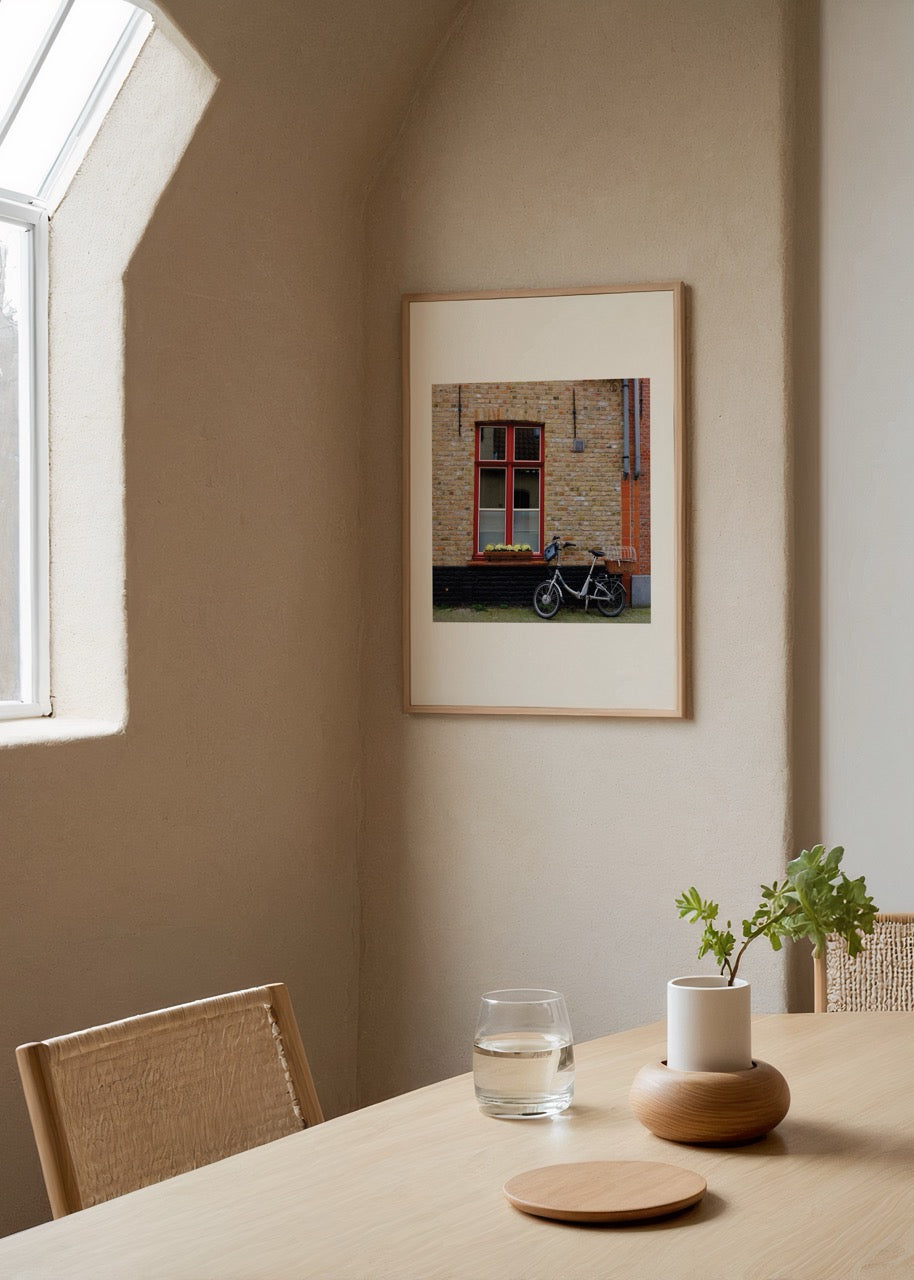 Merve Kurt’un Brüksel’de çektiği bisiklet ve kırmızı çerçeveli pencere fotoğrafı, şehir atmosferini yansıtan dekoratif poster baskı.