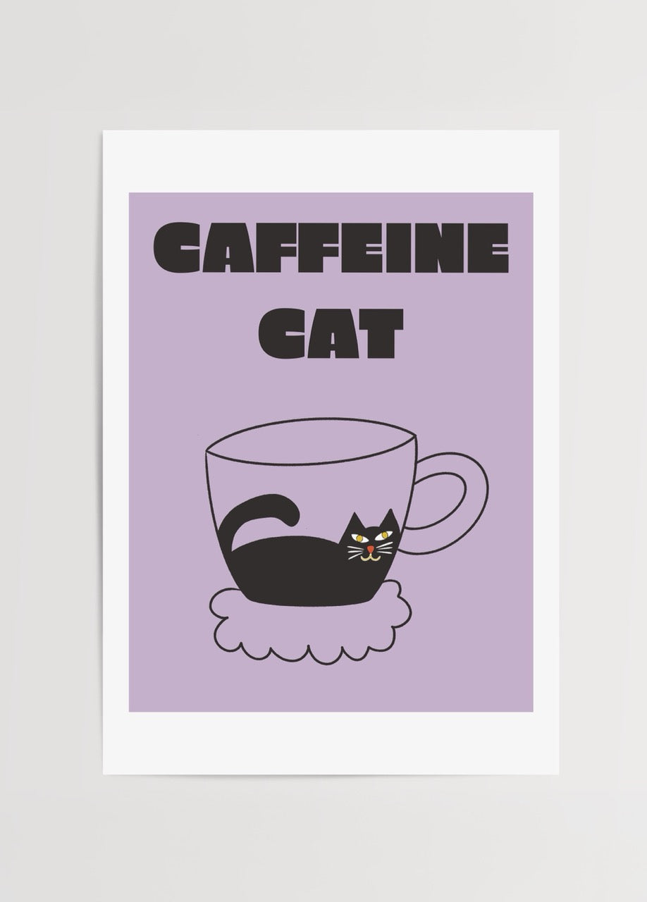Yağmur Solakoğlu imzalı Caffeine Cat posteri, mor zemin üzerinde fincan içinde siyah kedi illüstrasyonu