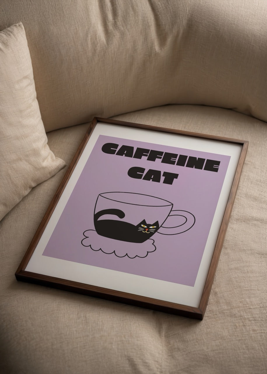 Yağmur Solakoğlu imzalı Caffeine Cat posteri, mor zemin üzerinde fincan içinde siyah kedi illüstrasyonu