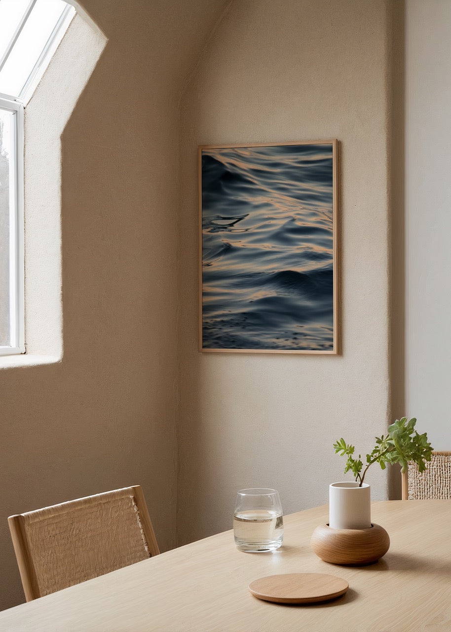 Altın ışık yansımalarıyla sakin okyanus dalgalarını gösteren minimal deniz posteri.