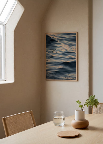 Altın ışık yansımalarıyla sakin okyanus dalgalarını gösteren minimal deniz posteri.