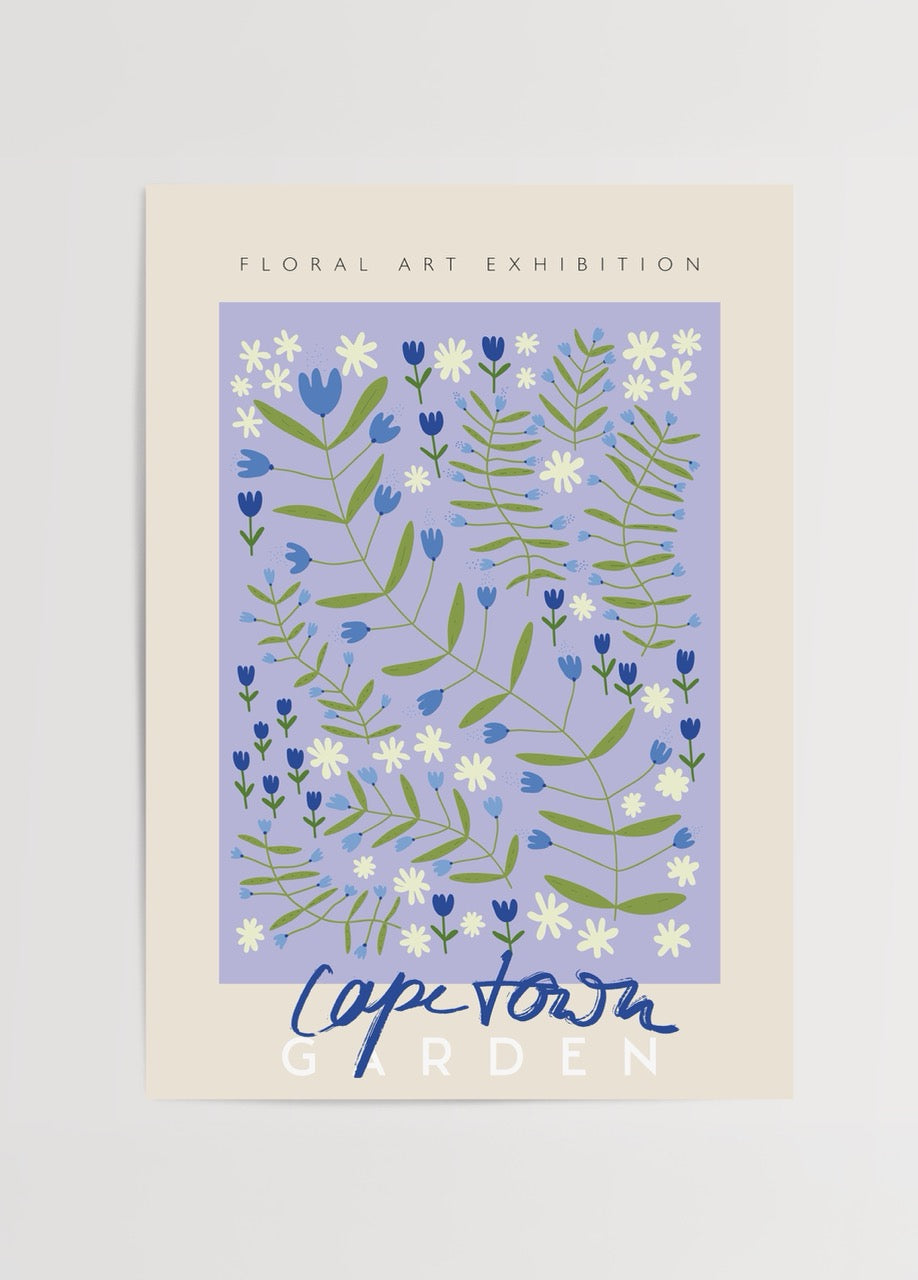 Lavanta zemin üzerinde yeşil yapraklı, mavi ve beyaz çiçek desenli Capetown Garden posteri