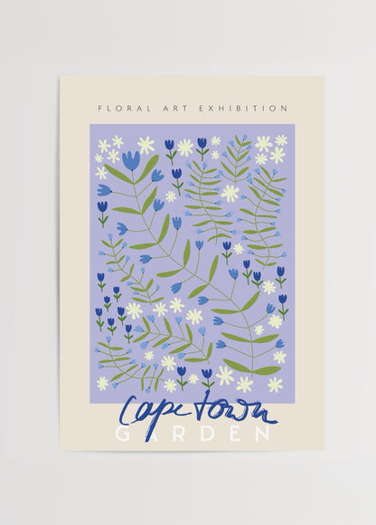 Lavanta zemin üzerinde yeşil yapraklı, mavi ve beyaz çiçek desenli Capetown Garden posteri