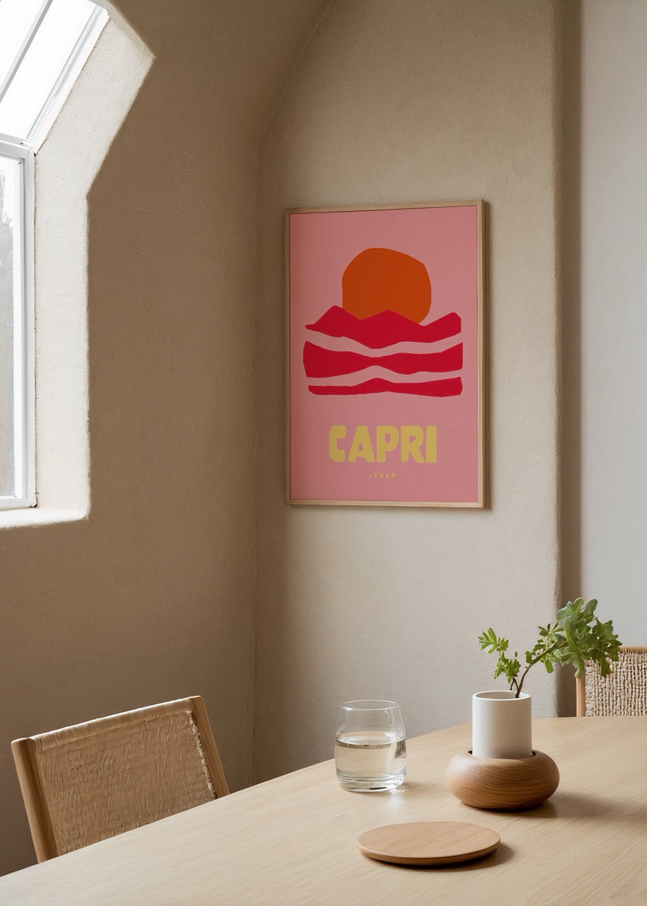 Pembe zemin üzerine kırmızı ve turuncu soyut formlarla Capri adasının ve güneşin modern yorumlandığı renkli yaz temalı poster.