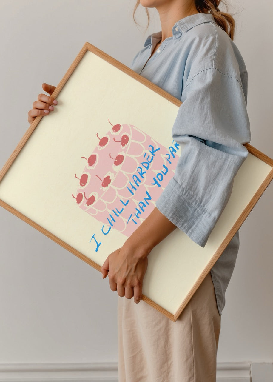 Fulya Genç imzalı Chill posteri, kirazlı pembe pasta ve “I Chill Harder Than You Party” yazısıyla modern ve eğlenceli sanat baskısı.