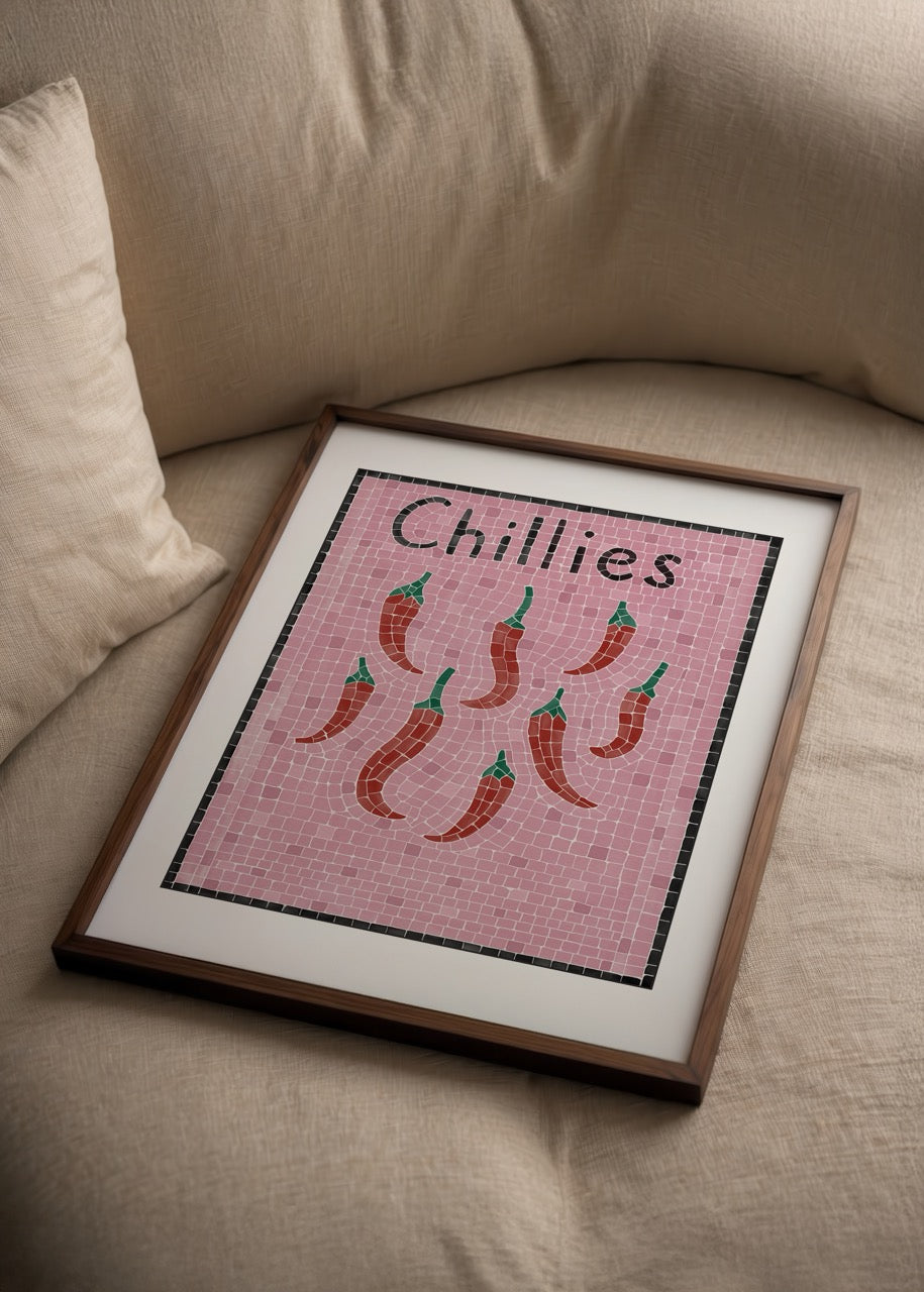 Thola Studio’nun Chillies posteri, pembe mozaik zemin üzerinde kırmızı biber illüstrasyonlarıyla modern dekoratif sanat posteri baskı.
