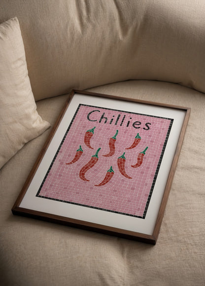 Thola Studio’nun Chillies posteri, pembe mozaik zemin üzerinde kırmızı biber illüstrasyonlarıyla modern dekoratif sanat posteri baskı.
