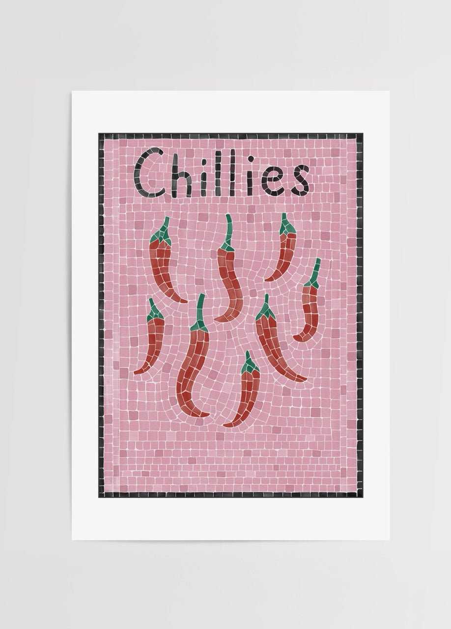 Thola Studio’nun Chillies posteri, pembe mozaik zemin üzerinde kırmızı biber illüstrasyonlarıyla modern dekoratif sanat posteri baskı.
