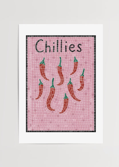 Thola Studio’nun Chillies posteri, pembe mozaik zemin üzerinde kırmızı biber illüstrasyonlarıyla modern dekoratif sanat posteri baskı.

