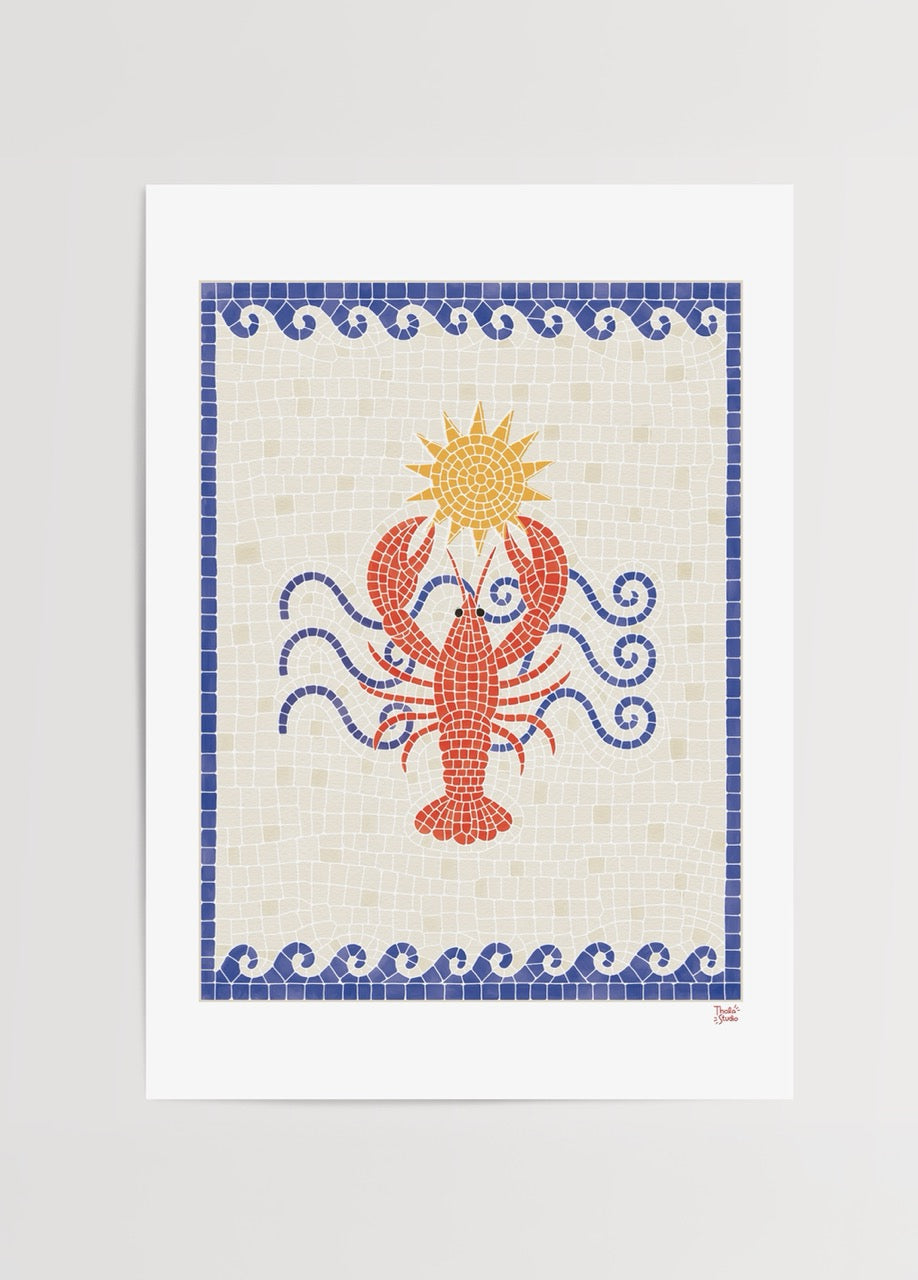 Thola Studio tasarımı Coastal Icon poster baskı, mozaik desenli ıstakoz figürlü Akdeniz ve coastal temalı modern duvar dekoru