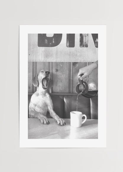 Masada oturup kahve bekleyen köpeği gösteren komik siyah beyaz fotoğraf