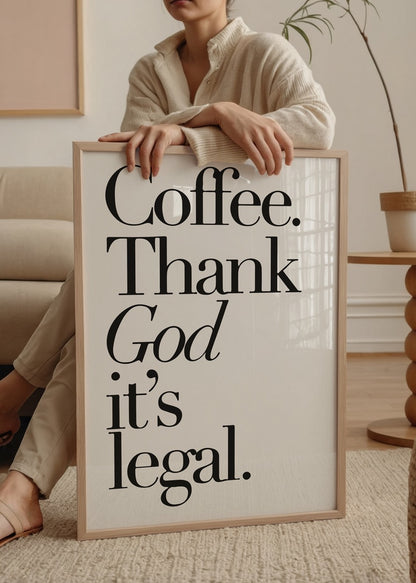 Siyah yazılı “Coffee. Thank God it’s legal.” tipografik esprili kahve posteri