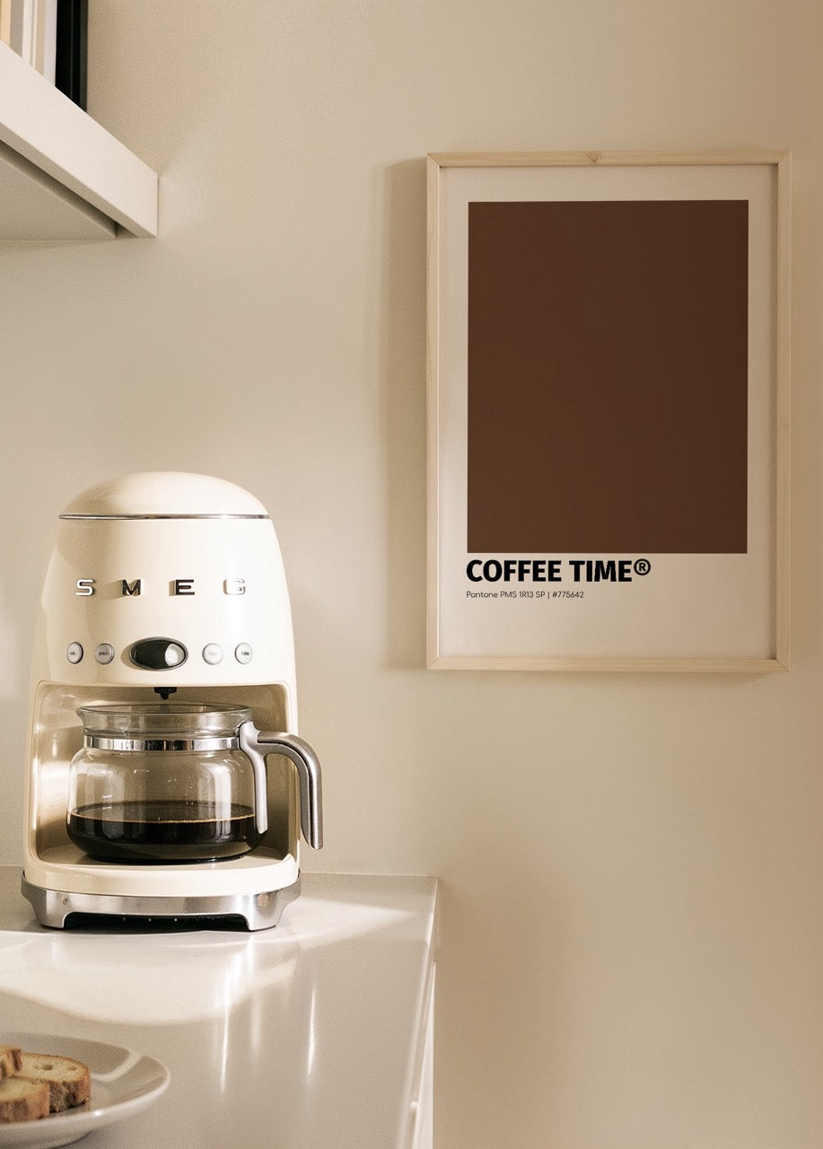 Pantone esintili kahverengi tonlarında Coffee Time yazılı minimal renk bloklu poster