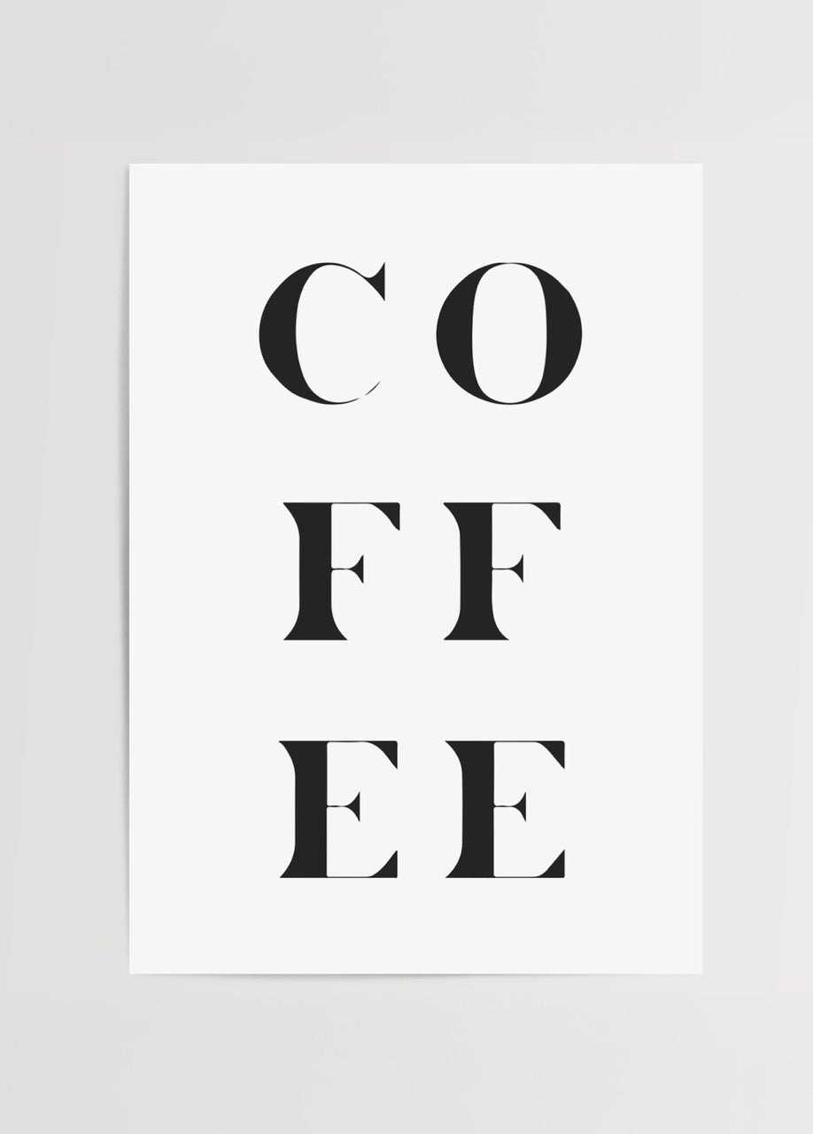 Beyaz zemin üzerine siyah yazı ile alt alta sıralanmış ‘COFFEE’ kelimesini gösteren tipografi kahve posteri