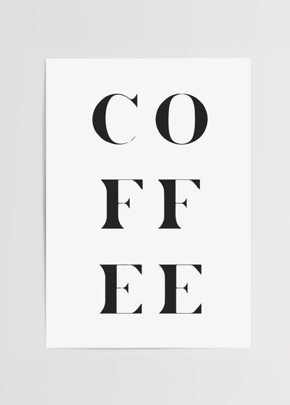 Beyaz zemin üzerine siyah yazı ile alt alta sıralanmış ‘COFFEE’ kelimesini gösteren tipografi kahve posteri