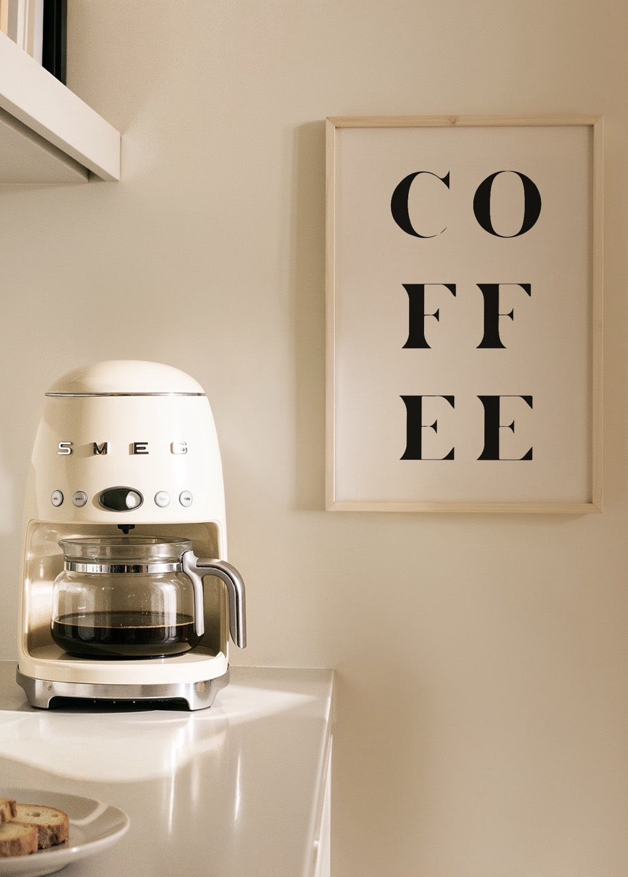 Beyaz zemin üzerine siyah yazı ile alt alta sıralanmış ‘COFFEE’ kelimesini gösteren tipografi kahve posteri