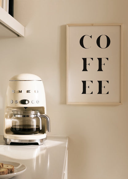 Beyaz zemin üzerine siyah yazı ile alt alta sıralanmış ‘COFFEE’ kelimesini gösteren tipografi kahve posteri