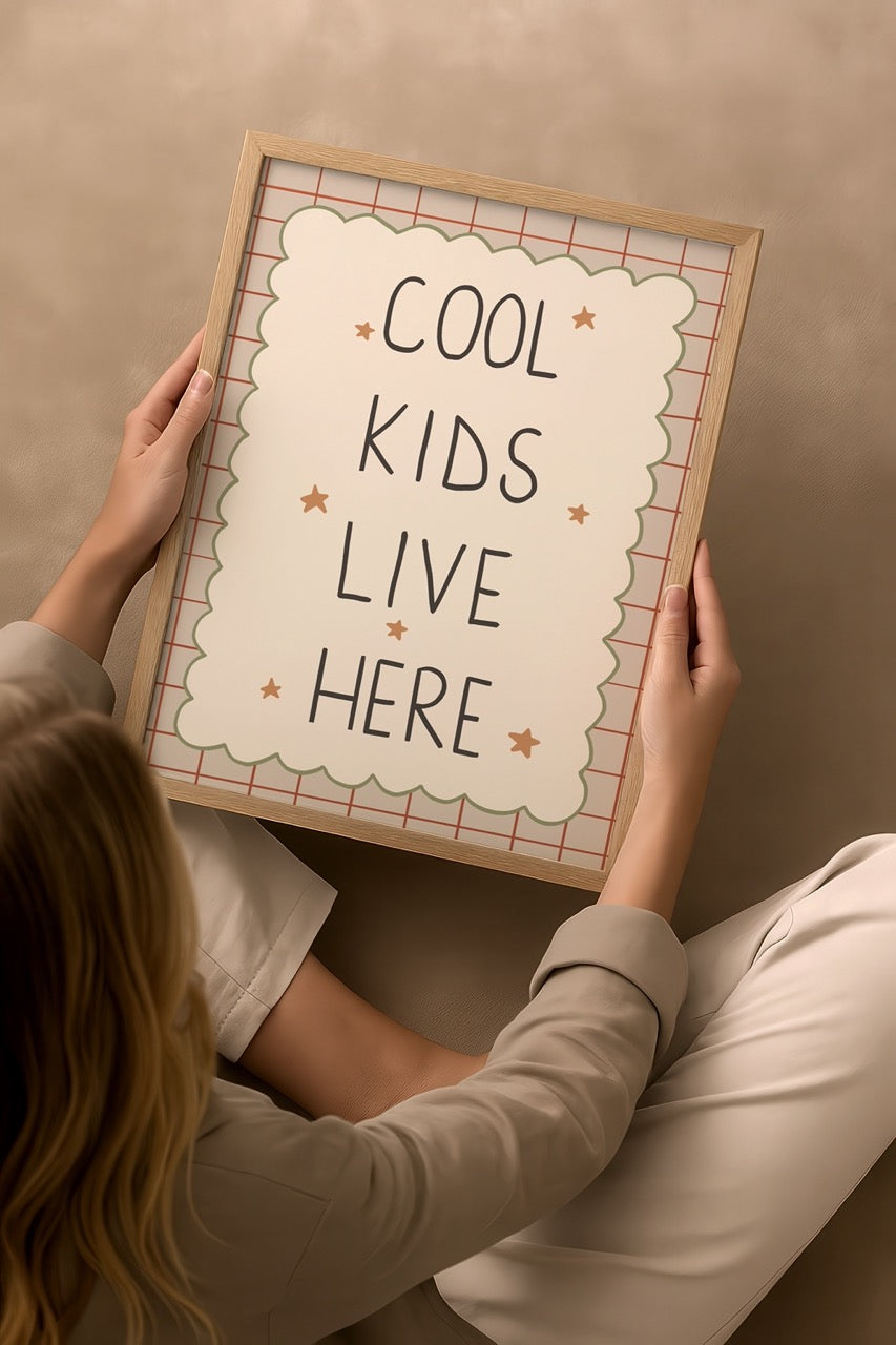 Nergis Sabancı imzalı Cool Kids Live Here posteri, bej ızgara fonlu ve yıldız detaylı eğlenceli tipografi tasarımıyla çocuk odası dekoru için ideal poster.