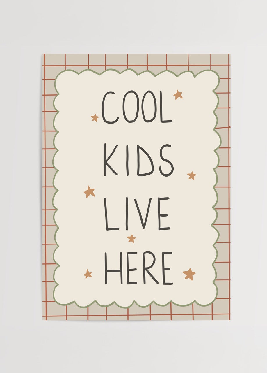 Nergis Sabancı imzalı Cool Kids Live Here posteri, bej ızgara fonlu ve yıldız detaylı eğlenceli tipografi tasarımıyla çocuk odası dekoru için ideal poster.
