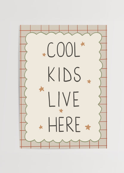 Nergis Sabancı imzalı Cool Kids Live Here posteri, bej ızgara fonlu ve yıldız detaylı eğlenceli tipografi tasarımıyla çocuk odası dekoru için ideal poster.