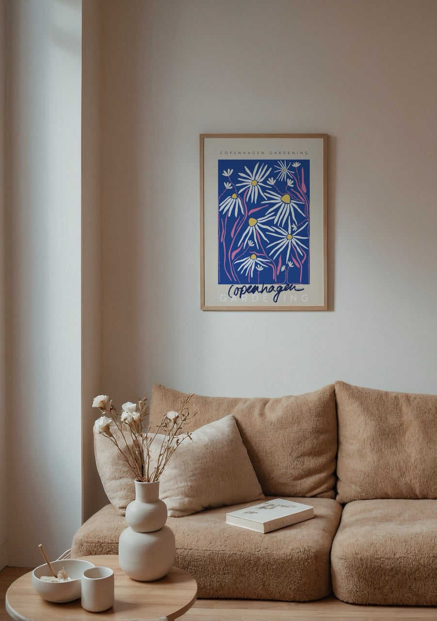 Mavi zemin üzerine beyaz papatyalar ve pembe dallarla tasarlanmış Copenhagen Gardening temalı poster