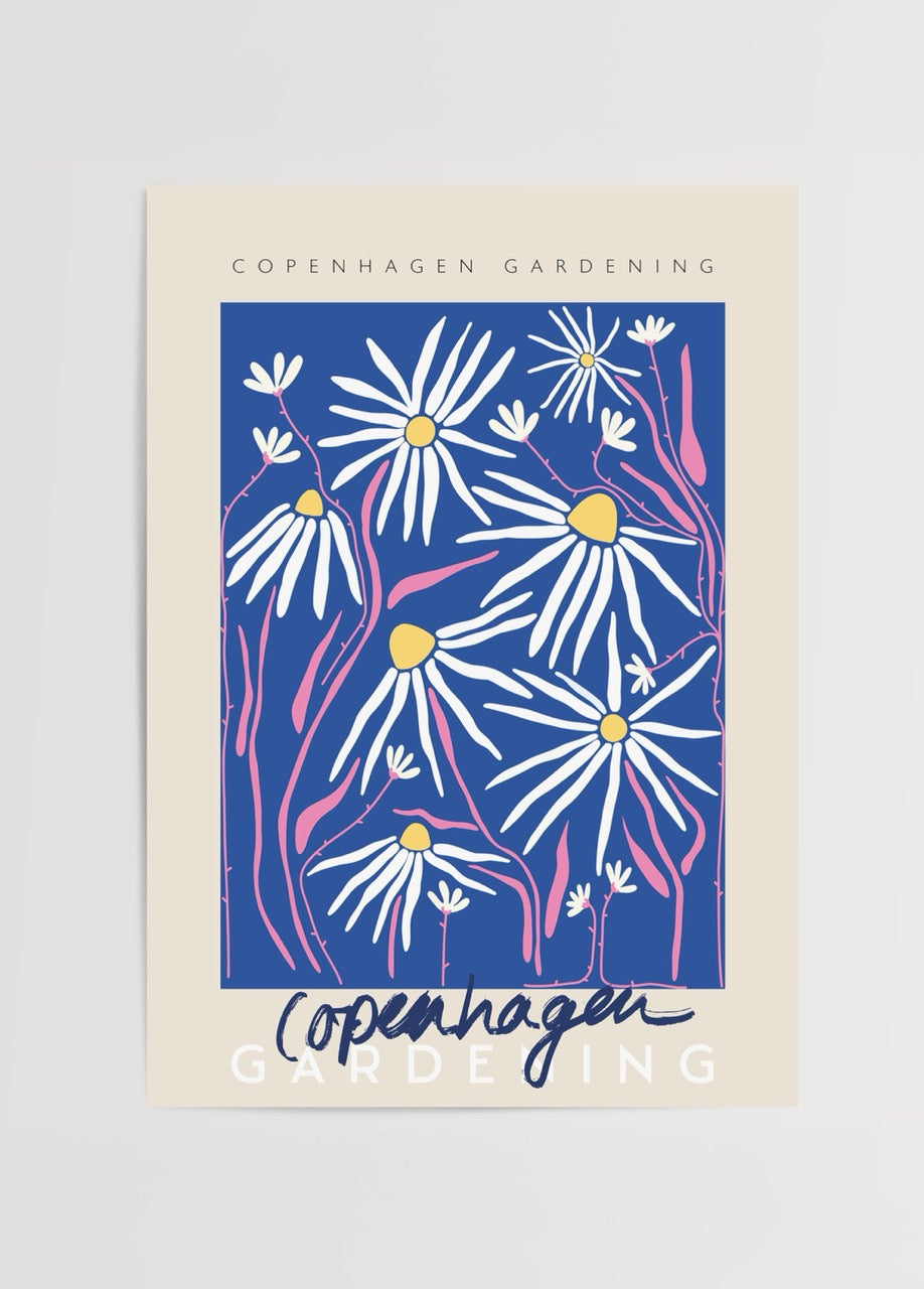 Mavi zemin üzerine beyaz papatyalar ve pembe dallarla tasarlanmış Copenhagen Gardening temalı poster