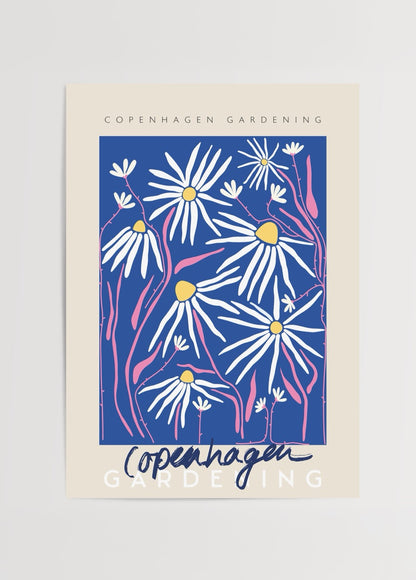 Mavi zemin üzerine beyaz papatyalar ve pembe dallarla tasarlanmış Copenhagen Gardening temalı poster