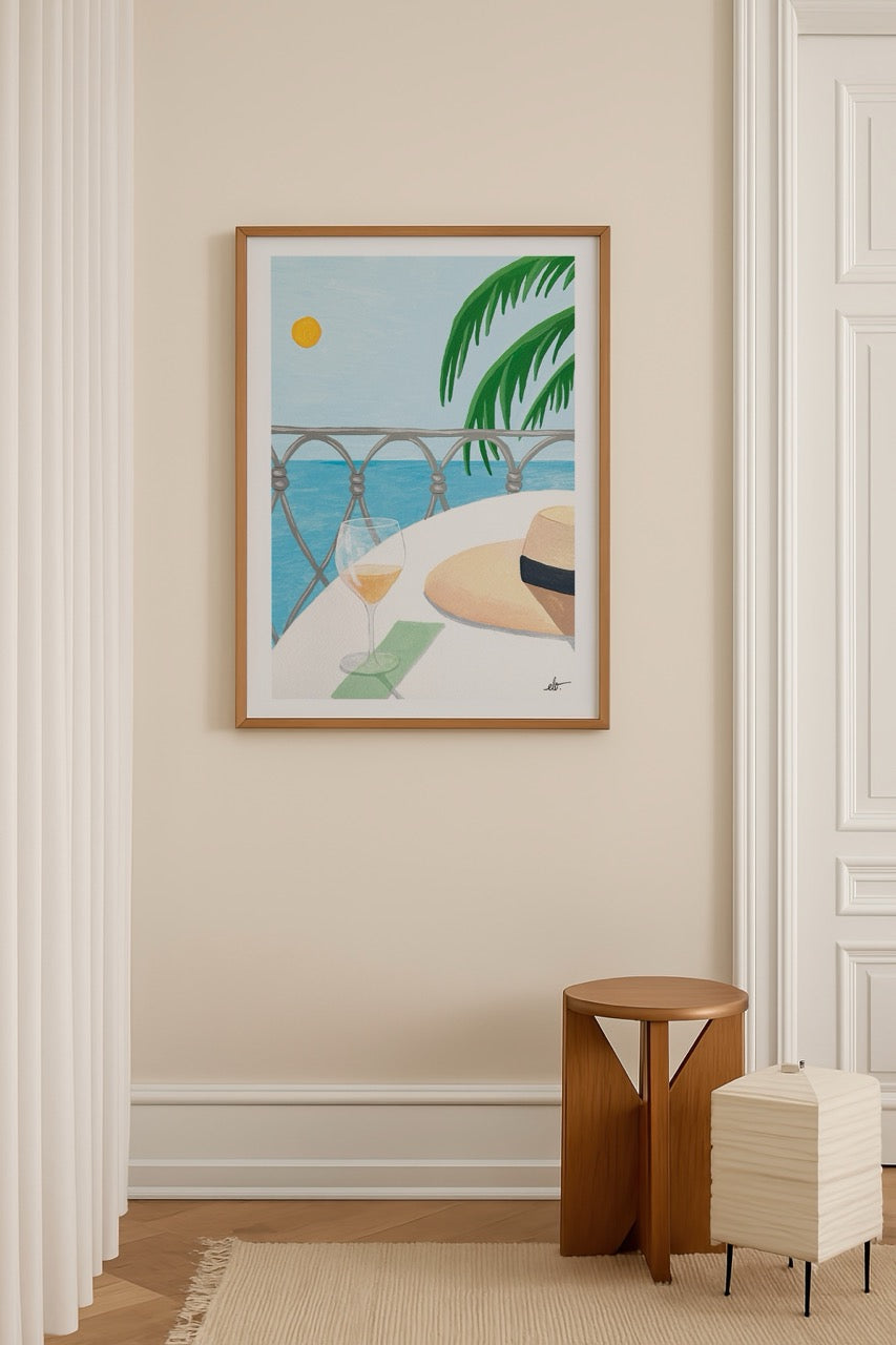 Elif Işık imzalı Cote d’Azur posteri, deniz manzaralı masa, hasır şapka ve kadehle yazın zarif atmosferini yansıtan illüstrasyon.