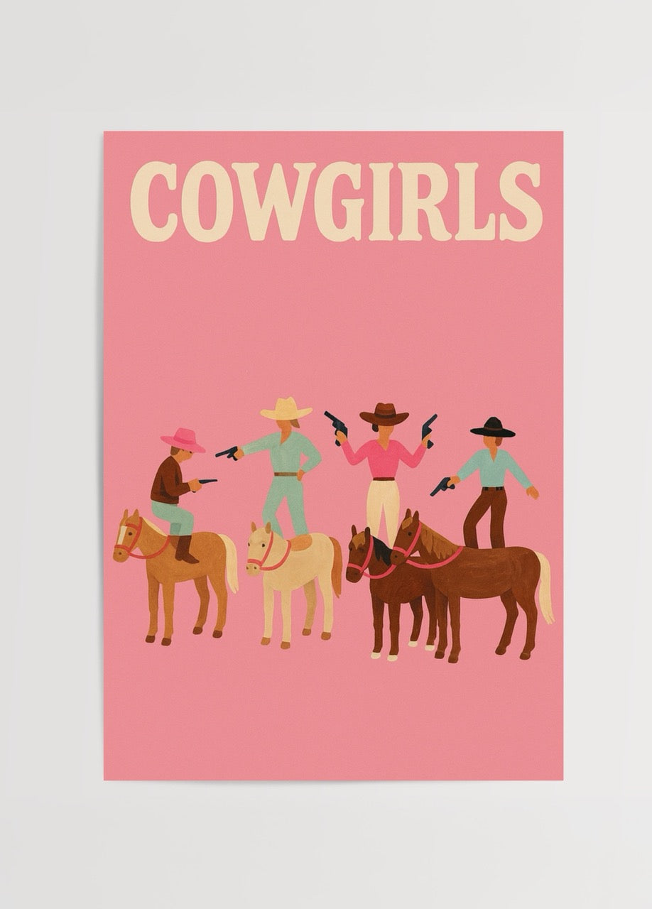 Pembe zemin üzerinde at binmiş dört kadın kovboy figürünün illüstrasyonu, “Cowgirls” yazılı eğlenceli western temalı poster.
