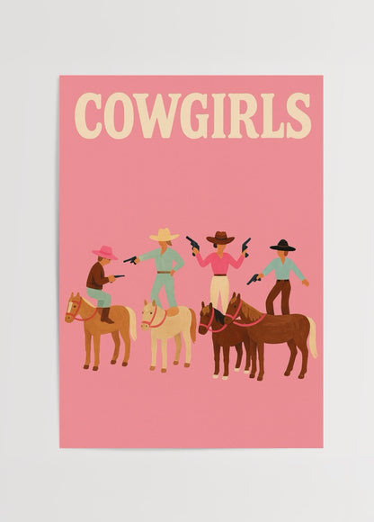 Pembe zemin üzerinde at binmiş dört kadın kovboy figürünün illüstrasyonu, “Cowgirls” yazılı eğlenceli western temalı poster.