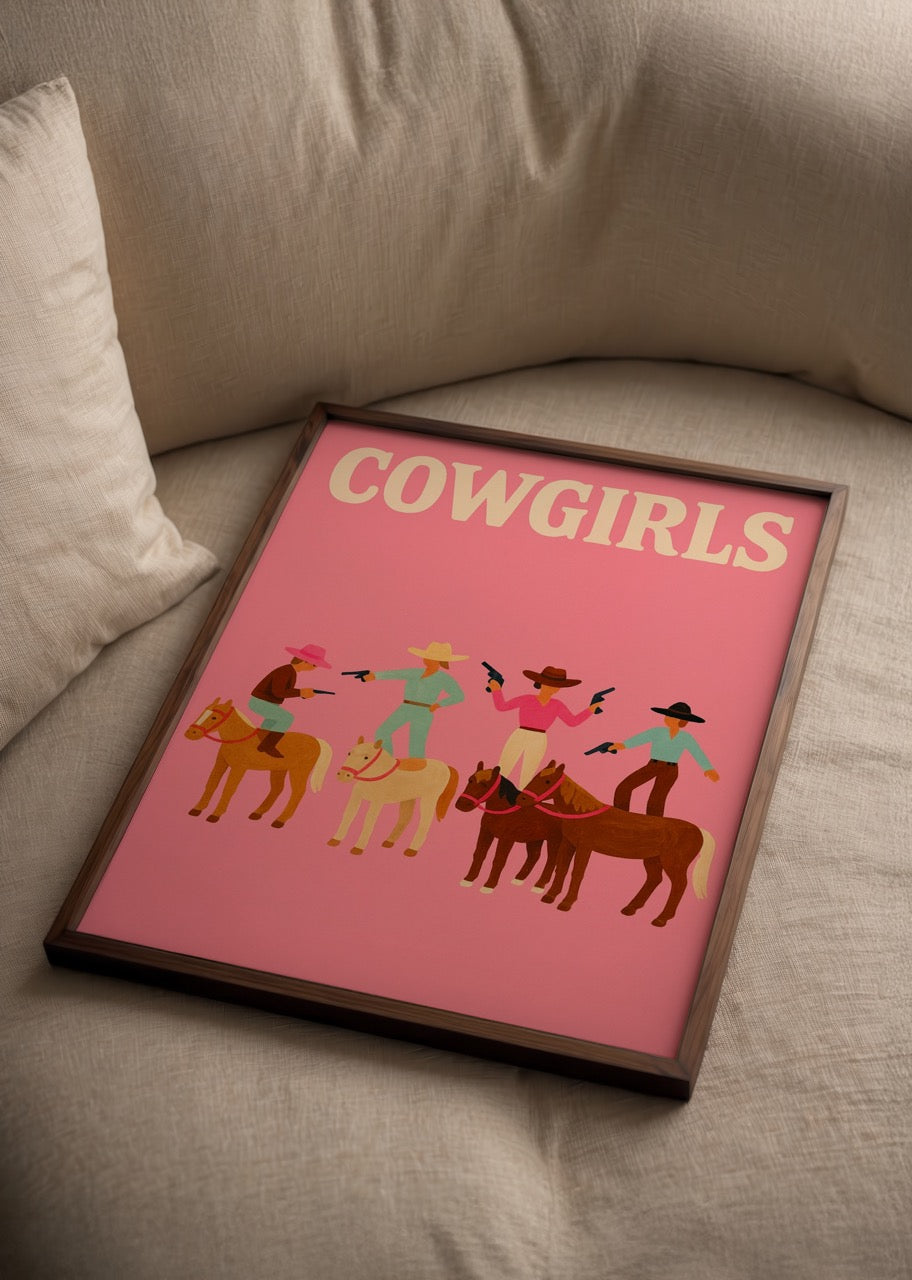 Pembe zemin üzerinde at binmiş dört kadın kovboy figürünün illüstrasyonu, “Cowgirls” yazılı eğlenceli western temalı poster.