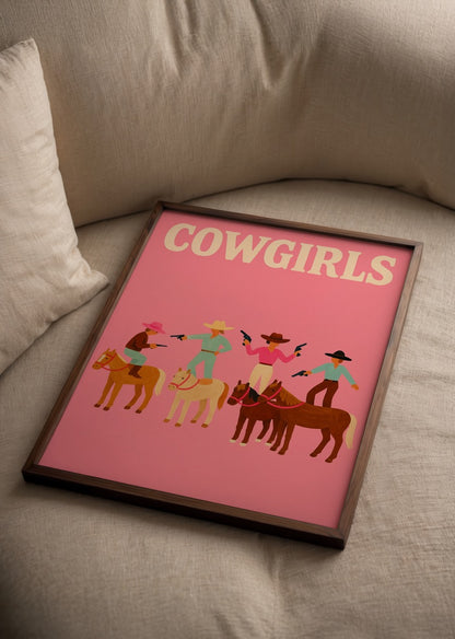 Pembe zemin üzerinde at binmiş dört kadın kovboy figürünün illüstrasyonu, “Cowgirls” yazılı eğlenceli western temalı poster.