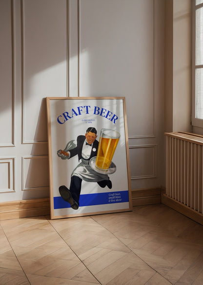 Elinde bira tepsisiyle hareket halinde bir garsonu betimleyen craft beer temalı illüstrasyon poster