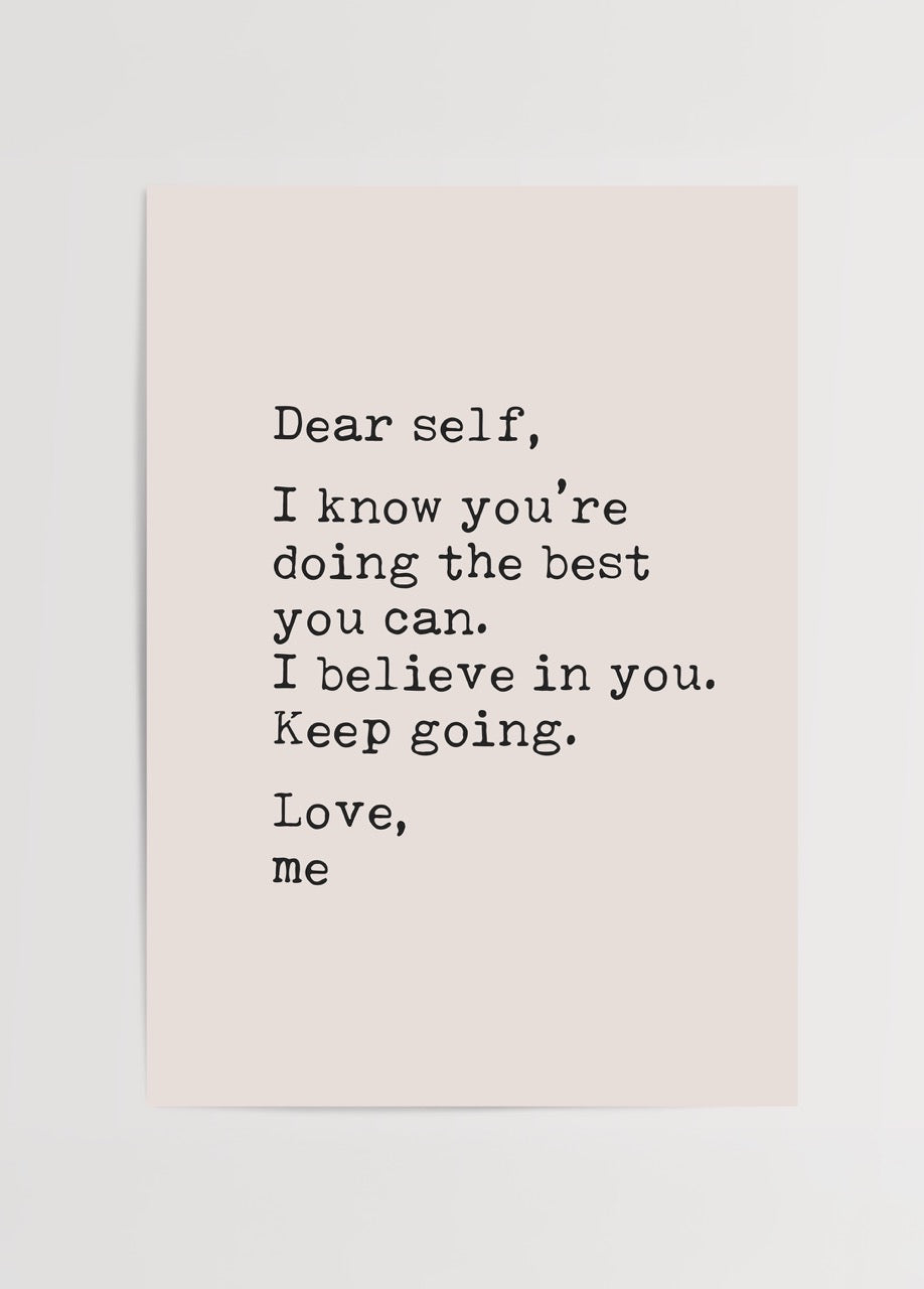 Siyah beyaz daktilo yazısı stilinde “Dear Self” motivasyon posteri – minimal tipografi tasarım
