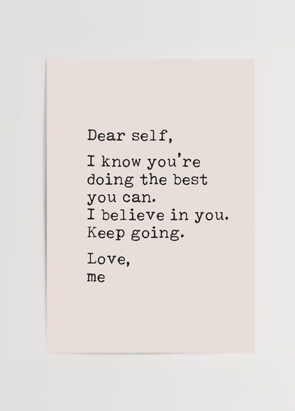 Siyah beyaz daktilo yazısı stilinde “Dear Self” motivasyon posteri – minimal tipografi tasarım